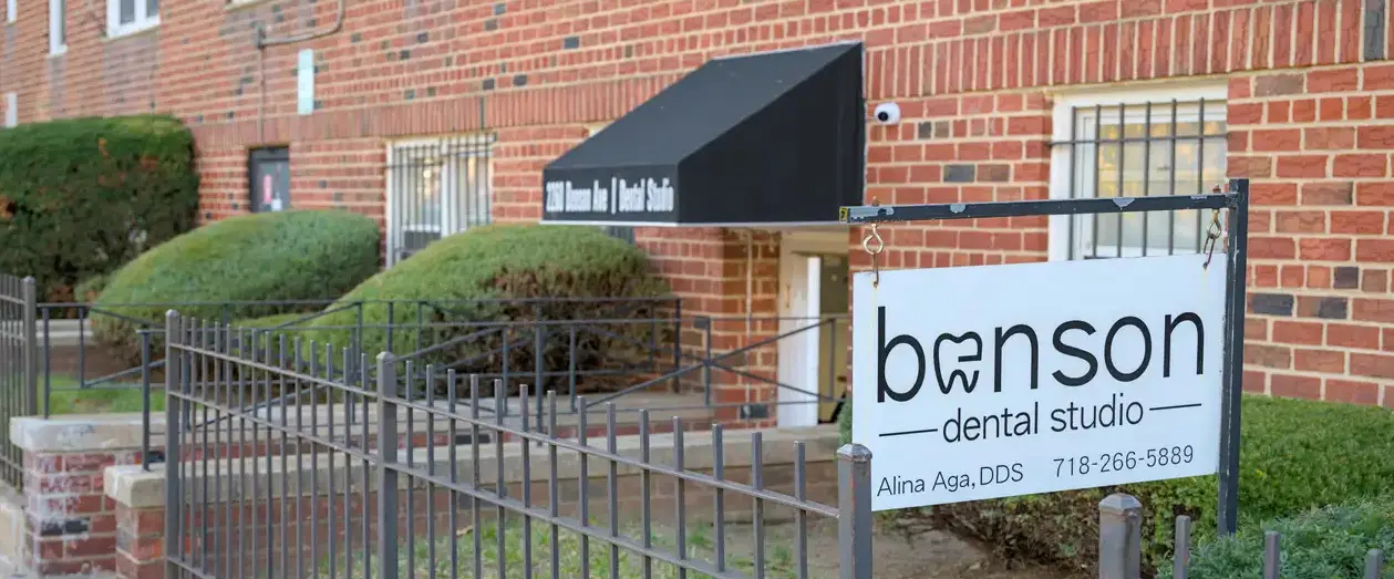 Вход в стоматологию Benson Dental Studio в Brooklyn